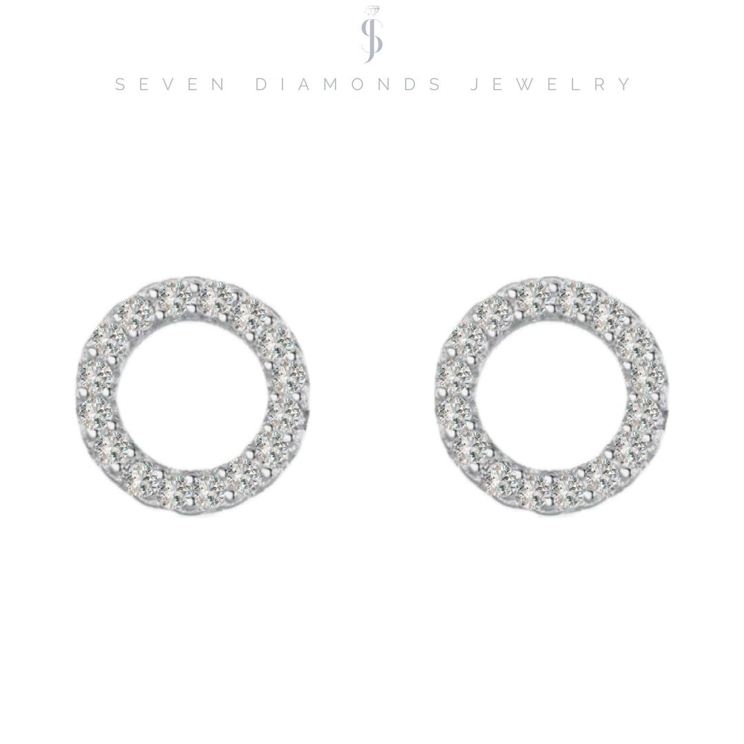 Kreisförmige Zirkonia-Ohrringe aus 925er Silber – filigrane Ohrstecker mit Steinkranz auf weißem Hintergrund
