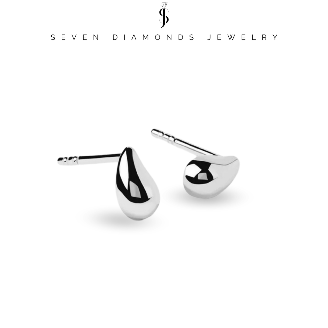 Mini-Tropfen-Ohrringe aus 925 Sterling Silber – schlichter Damenschmuck auf weißem Hintergrund