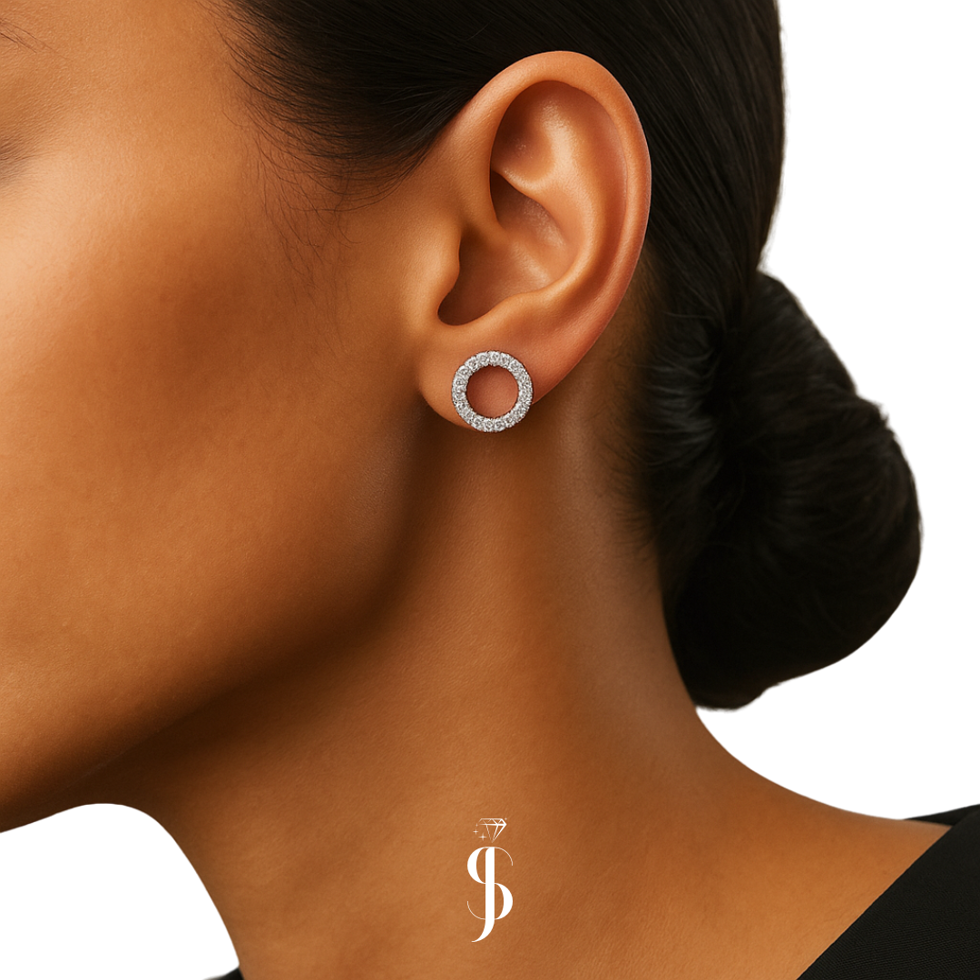 Frau trägt silberne Zirkonia-Kreolen im offenen Kreisdesign – moderner Ohrschmuck mit funkelndem Steinbesatz